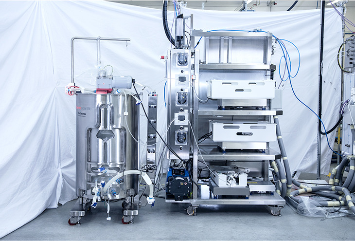 Mobile skids including a vessel on wheels