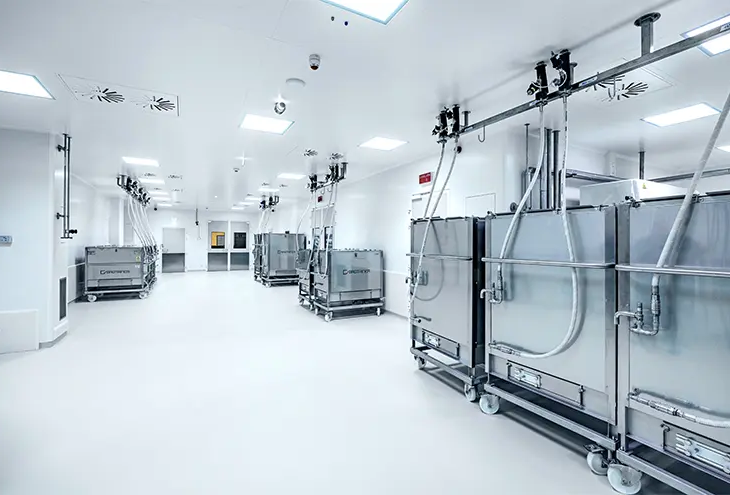 Mobile containers connected with hoses to the ceiling